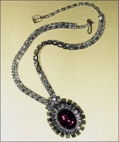 &Agrave; qui ce collier a-t-il appartenu ?