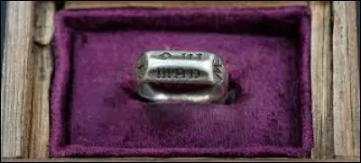 &Agrave; qui cette autre bague a-t-elle appartenu ?