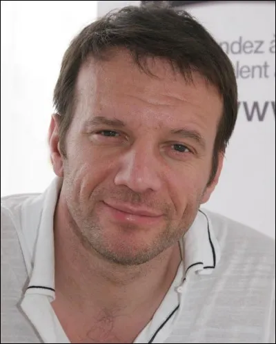 Quand il mange une pomme, à quel département cet homme vous fait-il penser ?