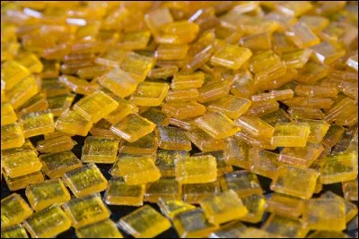 Quel agrume parfume un bonbon, spécialité de la ville de Nancy ?