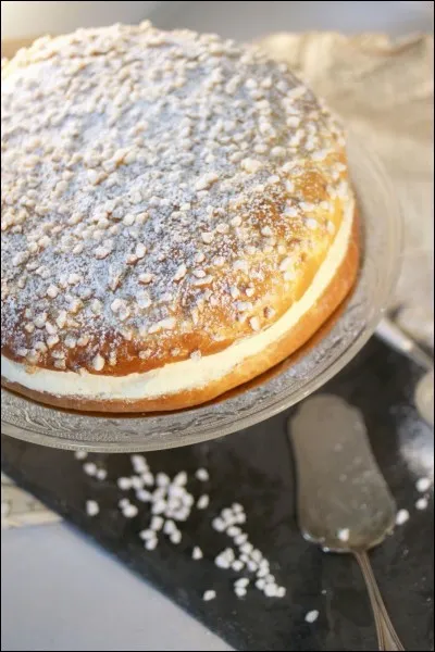 Dans quelle ville, le cuisinier Alexandre Micka a-t-il créé une tarte composée principalement de brioche et de crème pâtissière ?