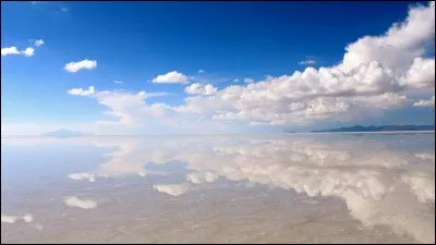 Dans quel pays se situe le salar d'Uyuni, immense désert de sel d'une superficie de 10 582 km² ?