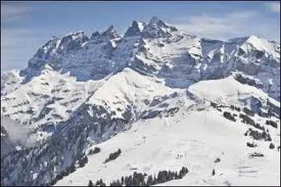 Le massif des Dents du Midi se situe dans les Alpes. Mais dans quel pays ?