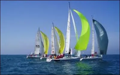 Cette course de vitesse entre plusieurs bateaux, sur un parcours fermé, porte le nom de ...