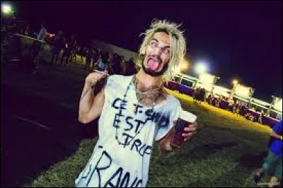 C'est quand même un drôle ________________.