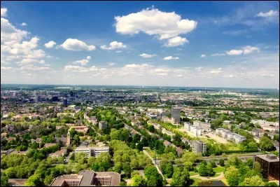Dortmund est une ville connue pour son &eacute;quipe de football. Usain Bolt voulait y jouer ! O&ugrave; se cette ville ?