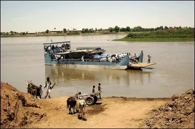 Ce cours d'eau prend sa source en Éthiopie à environ 50 km au nord du lac Tana. Il coule pendant environ 800 km avant de se jeter dans le Nil dont il est l'un des principaux affluents. De quel cours d'eau s'agit-il ?
