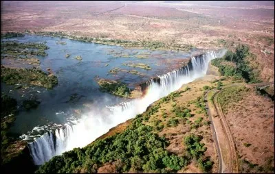 Ce grand fleuve, le quatrième du continent avec 2570 km, prend sa source à 1500 m d'altitude sur les plateaux du Katanga, constitue la frontière entre la Zambie et la Zimbabwe et se jette dans l'océan indien. Ce fleuve est :