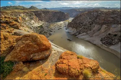 Long de 2 200 km, il prend sa source dans les montagnes du Drakensberg, et coule vers l'ouest, pour rejoindre l'océan Atlantique. De quel fleuve d'Afrique australe s'agit-il ?