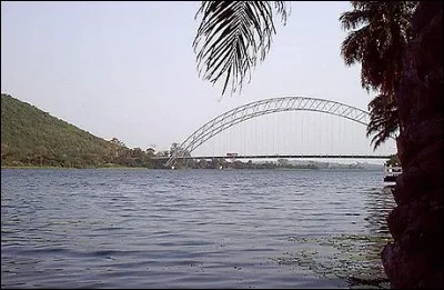Ce fleuve d'Afrique de l'Ouest long de 1340 km alimente le plus grand lac artificiel au monde. Formé par la confluence des rivières Mouhoun Nakambé et Nazinon, il se jette dans le golfe de Guinée. De quel fleuve s'agit-il ?