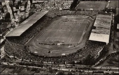 Quel nom portait ce violoniste du XVIIe siècle, qui fut maître de danse de la Petite Écurie ?