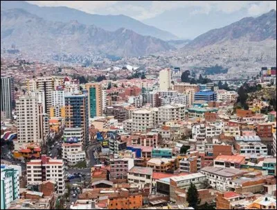 De quel pays La Paz est-elle la capitale (administrative) la plus haute (altitude) du monde ?