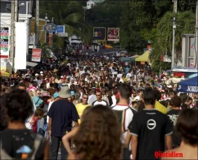 Question un peu plus technique, combien d'habitants compte l'île (environ) ?