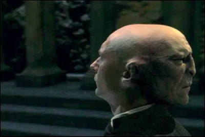 De quelle couleur est le turban sous lequel le Professeur Quirell cache Voldemort ?