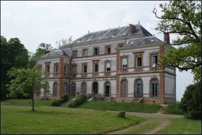 Dans quel département se situe la commune française de Toutlemonde, abritant les ruines du château de La Crilloire ?