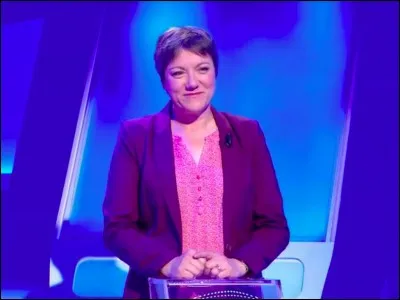 Dans le jeu télévisé « Tout le monde veut prendre sa place », comment se prénomme la candidate qui détient le record du plus grand nombre de victoires, en détrônant Julien Jean ?