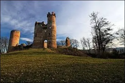 Vous avez sur cette images les ruines du château du XIIIe siècle de Bressieux. Petit village d'Auvergne-Rhône-Alpes, peuplé de 88 habitants, il se situe dans le département ...