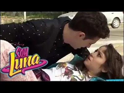 Qui sauve Luna qui allait se faire renverser par une voiture ?