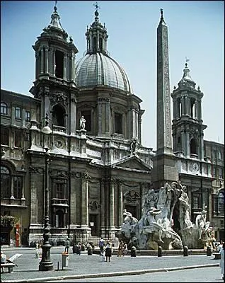L'Eglise Saint-Agns de Rome est de style baroque.
