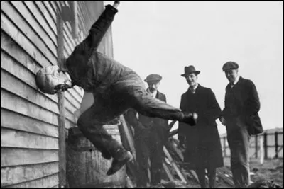 On retrouve partout la même légende, et le fait que l'expérimentateur soit en habit de travail confirme bien qu'il est en train de procéder à une tâche spécifique. Mais comment vont-ils évaluer la performance ? Aux éclats de rire ou aux maux de tête ?