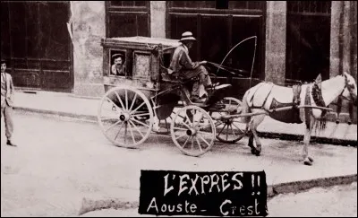 « L'Express », une patache assurant la liaison Aouste/Crest à la fin du XIXe siècle. Hier, il fallait autant de temps pour se rendre en patache de Valence à Nyons qu'aujourd'hui pour faire un Valence/Paris en TGV.
Les transports hippomobiles ne résisteront pas aux lignes d'autobus qui se développeront après la Première Guerre mondiale :