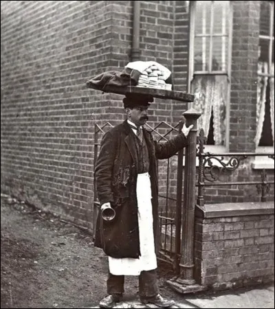 Il s'agit d'une vieille coutume londonienne à l'époque où les muffins étaient clamés, je dirais même criés. Notre vendeur a une cloche pour mieux se faire entendre. Le tout s'accomplissait sur Drury Lane, l'originale "Muffin Lane" où se cuisaient ces pâtisseries :