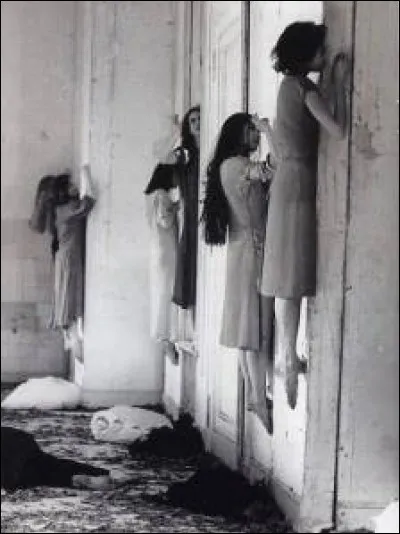 Cette photo provient d'une découverte, au hasard des archives, d'une institution pour malades mentaux, j'ai voulu la porter à votre connaissance. La légende parlait de possession diabolique. Il n'existe certainement plus de témoin et l'on douterait de sa véracité :