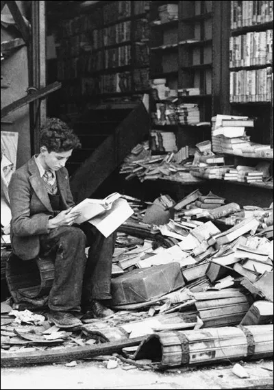 Le 8 octobre 1940. 
Un raid aérien détruisit cette librairie en 1941. 
Sa lecture, au milieu des ruines, n'en est pas moins intéressante : peut-être, qu'autrement, il n'aurait jamais eu accès à ce passage. Paraît-il qu'il lut un livre intitulé « Histoire de Londres ». 
Il pourra y ajouter un chapitre bien documenté :