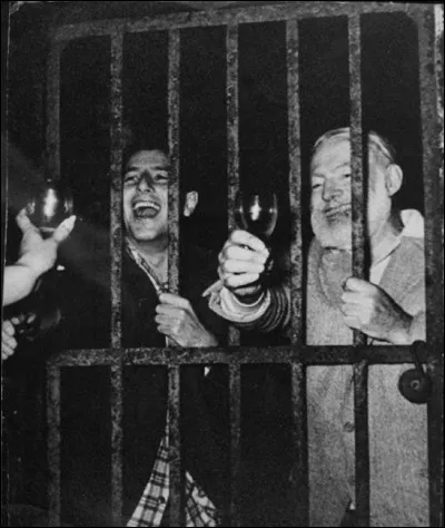 Hemingway aimait boire chaque jour et parfois beaucoup. Il trouvait des émotions dans la tauromachie et il devint copain avec le matador espagnol Antonio Ordóñez . Les virées d'Hemingway sont célèbres. Ici, ils boivent et rient derrière les barreaux, en Espagne.
Est-il besoin de rappeler le malheur qu'il causa à ses proches en se donnant la mort de la façon qu'il avait choisie ?