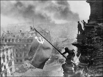 Staline avait chargé les photographes de l'armée soviétique d'immortaliser la victoire sur l'Allemagne nazie. Khaldeï prit 36 clichés, il avait en tête d'utiliser la photo de l'Américain Rosenthal à Iwo Jima, nommée « Raising the Flag ».
Il fit le drapeau, trouva un jeune pour le porter bien haut, et celui-ci dit : ''Que quelqu'un me tienne les pieds'' :