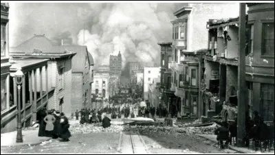 Il s'agit, on le voit ici, d'un violent séisme de magnitude 8,2 sur l'échelle de Richter. 
3 minutes ont suffi pour en anéantir le quartier le plus riche. 
Puis, pendant 3 jours, l'incendie fit davantage de dégâts, il n'y avait pas d'eau pour éteindre le feu, et la dynamite manquait pour faire des tranchées. 
On perdit l'opéra où Caruso s'était produit.
Situez cette ville de l'Ouest américain :