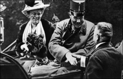 Si l'on pouvait retourner en arrière, comme dans un film, on ferait arrêter cette journée-là. Ce double meurtre va en entraîner des millions d'autres. On voit, ici, l'archiduc François-Ferdinand, héritier de l'Empire austro-hongrois, et son épouse, dans les instants qui le précèdent. L'assassin politique s'appelle Princip. 
Quel jour ce triste événement s'est-il produit ?