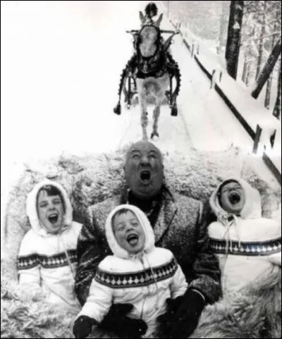 Ses petit-enfants connaissent bien leur célèbre grand-papa pour son manque de sérieux notoire : ils ont complètement adopté son attitude typique et classique de surprise, lui, le maître du suspense.
Une photo valant la peine de s'arrêter voir.
Qui a su nous insuffler de la joie sur cet instantané ?