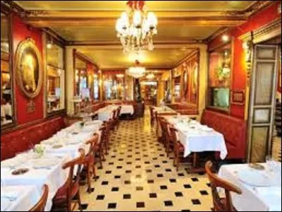 Histoire : 
En 1644, le marchand Jean de la Rocque, revenant de Constantinople, ramène les premières fèves de café à Marseille. En 1657, le voyageur Jean de Thévenot (1633-1667) l'introduit à Paris. Il invente alors un procédé de percolation en faisant passer de l'eau chaude dans le café, retenu par un filtre. Ouvert en 1686, quel est le plus vieux café de la capitale ? (Photo de l'intérieur).