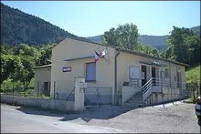 Petit village Drômois de 29 habitants, Establet se situe en région ...