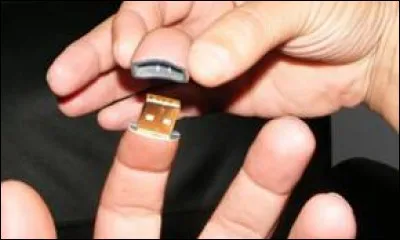 Et voici la clé USB-doigt qui peut faire son petit effet... l'époque actuelle faisant grande place au doigt, semble-t-il... 
Quel héros de cinéma pourrait sans problème retirer ses doigts et plus... ?