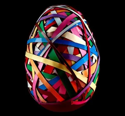 Ceci est un oeuf, magnifique, de l'artiste suisse Beat Roderer... En quoi est-il conçu ?