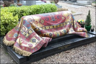 Ce tombeau extraordinaire est celui d'un grand artiste du monde de la danse. A votre avis, de qui s'agit-il ?