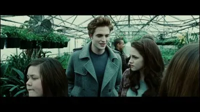 Bella dit qu'elle va quelque part un week-end. Où va-t-elle ?