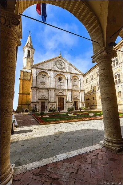 Ce village et sa vallée, le Val d'Orcia, sont inscrits au patrimoine mondial Unesco. 
Le pape Pie II élève son village natal au rang de résidence épiscopale, sous le nouveau nom de [...], dérivé de Pius, destiné à en faire une ville modèle de la Renaissance. Sa mort met un terme à ses ambitions. 
Des scènes de films historiques (Gladiator, Le Patient anglais, Le Nom de la rose) y sont tournées.