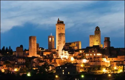 Et voici une des villes les plus pittoresques de la Toscane ! Dotée d'une double enceinte de murailles et parsemée de hautes tours, elle conserve presque intactes ses caractéristiques architecturales des XIIIe et XIVe siècles. Centre touristique, elle est célèbre pour son vin, le Vernaccia di [...].