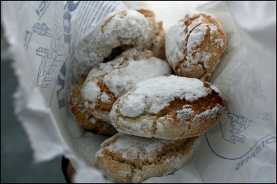 En guise de bienvenue à Sienne, on vous propose des [...], biscuits souples à base d'amandes, sucre et albumine d'oeuf, fabriqués dans la province de Sienne depuis le 14e siècle.