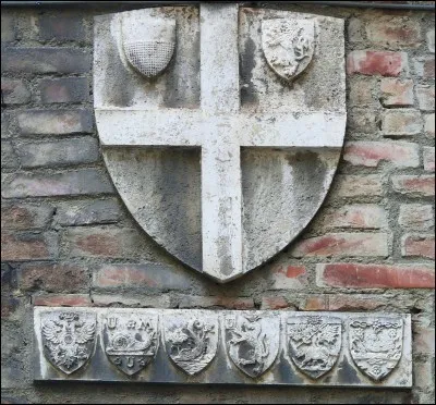 En parcourant l'intérieur des remparts médiévaux, avec un peu de chance, vous découvrez un emblème représentant un des Terzi, qui ne sont autres que...