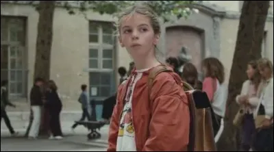 De quoi traite-t-elle sa sur quand elle lui dit de la laisser et d'aller rejoindre sa classe ? De ...