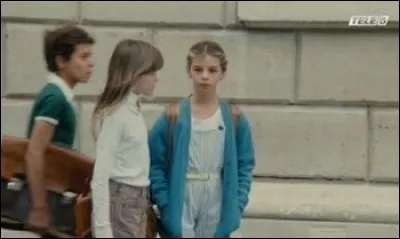 Que dit-elle à son amie de classe (en parlant de celui qu'elle aime) ?