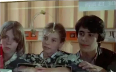 En entrant au cinéma, elle est trop petite, elle se fait donc accompagner par deux amis de sa sur. Et elle dit qu'elle a ...