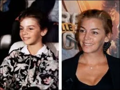 A côté de qui est-elle assise au cinéma (à sa droite) ?