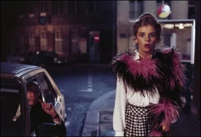 (A partir de cette question, il s'agira du second film) - 
Avec qui Samantha fait-elle le trottoir ?