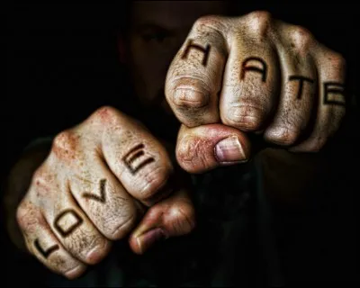 Un faux pasteur psychopathe, deux enfants effrayés et un ours en peluche : une poursuite effroyable se concentrent dans le film :