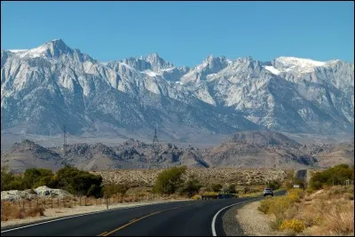 De quelle côte les chaînes de montagnes de la Sierra Nevada et des Cascades sont-elles plus proches ?